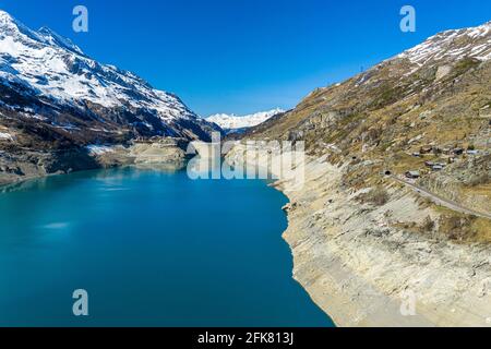 Schöne Aufnahme eines Sees im Tal der Alpen Stockfoto