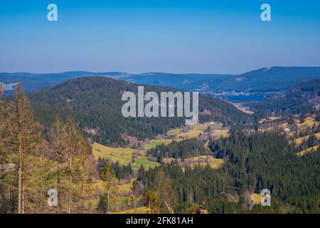 Deutschland, Schwarzwald Panoramablick vom feldberg über Wald, titisee und Häuser zwischen den Bäumen in schöner Naturlandschaft Stockfoto