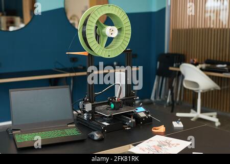 Hintergrundbild von 3D-Drucker in Engineering-und Robotik-Labor an der modernen Schule, Kopierraum Stockfoto