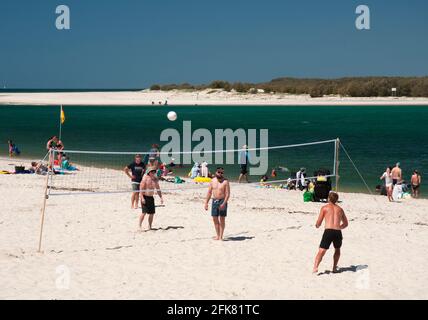 Beachvolleyballspiel am Bulcock Beach, Caloundra, Sunshine Coast, Southern Queensland, Australien Stockfoto