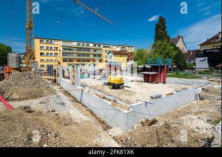 Niedriger, winkliger Schuss eines Krans, der im Anfangszustand auf einer Baustelle arbeitet. Stockfoto