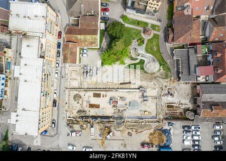 Eine wirklich hohe Aufnahme einer Stadtentwicklung in der Grundsteinlegung nehmen Sie mit einer Drohne, Top-Down-Aufnahme Stockfoto