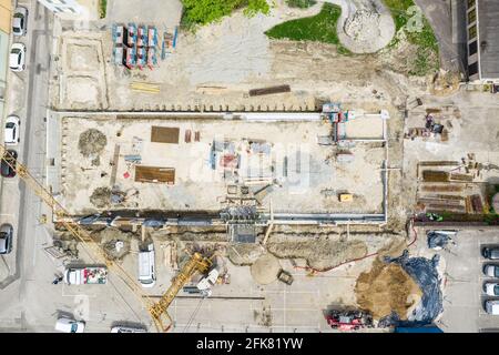 Draufsicht auf die Baustelle eines großen Gebäudes, aufgenommen von einer Drohne. Stockfoto
