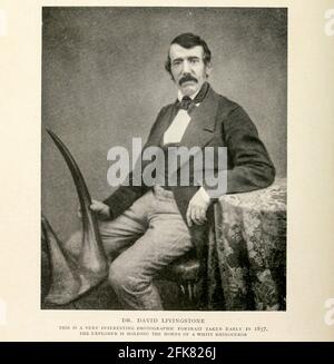 Dr. David Livingstone (fotografiert im Jahr 1857) der Forscher hält die Hörner EINES weißen Nashorns aus dem Buch "Großbritannien über die Meere : Afrika : A history and description of the British Empire in Africa ' von Johnston, Harry Hamilton, Sir, 1858-1927 Veröffentlicht 1910 in London von National Society's Depository Stockfoto