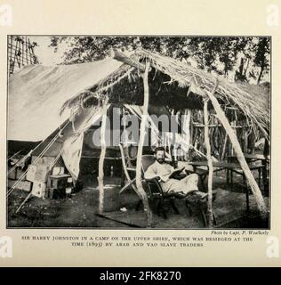 Sir Harry Johnston in EINEM Lager am Upper Shire, [Rhodesien], das zu der Zeit (1893) von arabischen und Yao-Sklavenhändlern aus dem Buch "Großbritannien über die Meere : Afrika : A history and description of the British Empire in Africa ' von Johnston, Harry Hamilton, Sir, 1858-1927 Veröffentlicht 1910 in London von National Society's Depository Stockfoto