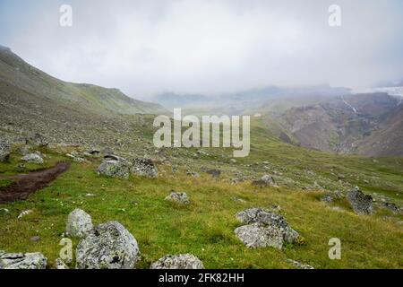 highland Berglandschaft mit Kopierraum - Natur, Outdoor, Abenteuer, Trekking, Wandern, Konzept des Bergsteigens in Mount Kazbegi, Georgia Stockfoto