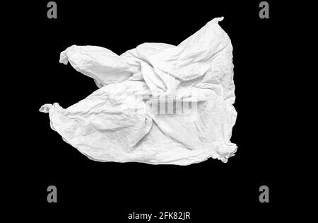 Zerknitterte Serviette, gebrautes nasses Handtuch isoliert auf schwarz Stockfoto