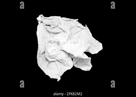 Zerknitterte Serviette, gebrautes nasses Handtuch isoliert auf schwarz Stockfoto