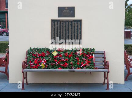 Mohnblumen werden jedes Jahr am ANZAC-Tag in australischen und neuseeländischen Städten an Kriegsdenkmäler angebracht, um an die Kriegtot der beiden Nationen zu erinnern. Stockfoto