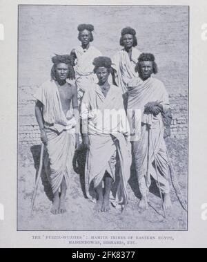 Die "Fuzzie wuzzies" hamiten Stämme von Ost-Ägypten Hadendowas, Bisharis, etc. ["Fuzzy-Wuzzy" war der Begriff, der von britischen Soldaten für Beja-Krieger verwendet wurde, die die Mahdi des Sudan im Mahdistenkrieg unterstützten. Der Begriff bezieht sich auf die aufwendige Tiffa-Frisur, die vom Stamm der Hadendoa, einer Unterteilung des Beja-Volkes, bevorzugt wird. ] Aus dem Buch "Britain across the Seas : Africa : A history and description of the British Empire in Africa" von Johnston, Harry Hamilton, Sir, 1858-1927 Veröffentlicht 1910 in London von National Society's Depository Stockfoto