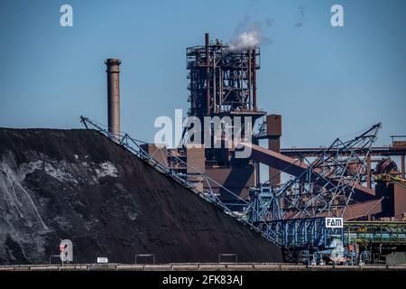 Thyssenkrupp Stahlwerk in Duisburg-Marxloh, Schwelgern 2 Hochofen, Kokerei Schwelgern Kohleladen, Duisburg, NRW, Deutschland Stockfoto