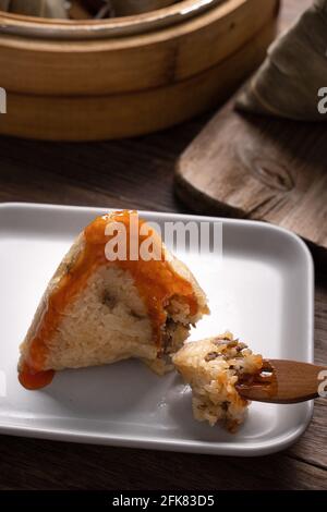 Essen Zongzi Reisknödel für chinesische traditionelle Drachenboot Festival (Duanwu Festival) Feier Veranstaltungskonzept. Stockfoto