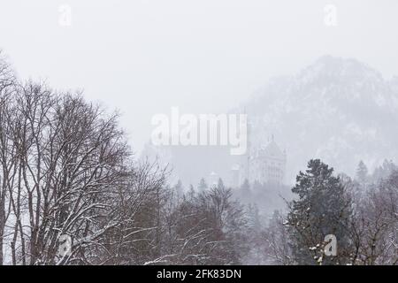 Schwangau, Deutschland - 27. Dezember 2014: Spitze des Schlosses Neuschwanstein an einem nebligen Tag auf der Stadt Schwangau, Deutschland. Stockfoto