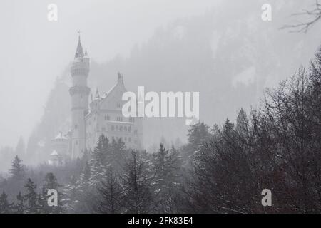 Schwangau, Deutschland - 27. Dezember 2014: Spitze des Schlosses Neuschwanstein an einem nebligen Tag auf der Stadt Schwangau, Deutschland. Stockfoto