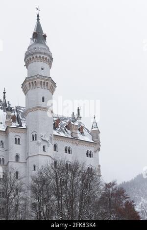 Schwangau, Deutschland - 27. Dezember 2014: Spitze des Schlosses Neuschwanstein an einem nebligen Tag auf der Stadt Schwangau, Deutschland. Stockfoto