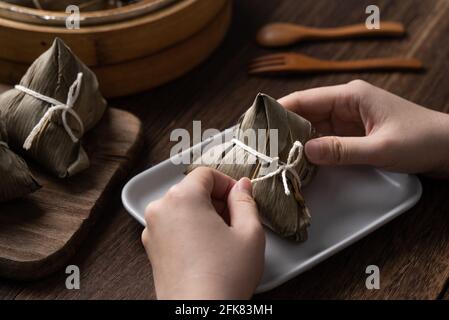 Essen Zongzi Reisknödel für chinesische traditionelle Drachenboot Festival (Duanwu Festival) Feier Veranstaltungskonzept. Stockfoto