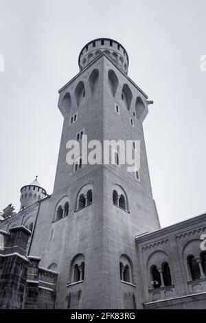 Schwangau, Deutschland. - 27. Dezember 2014: Ein Turm des Schlosses Neuschwanstein in Schwangau, Deutschland. Stockfoto