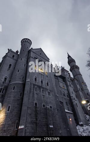 Schwangau, Deutschland - 27. Dezember 2014: Schloss Neuschwanstein in der Dämmerung in Schwangau im Landkreis Ostallgäu in Bayern, Deutschland. Stockfoto