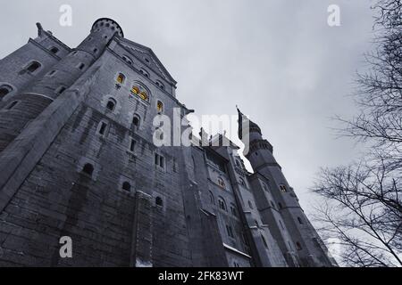 Schwangau, Deutschland - 27. Dezember 2014: Schloss Neuschwanstein in der Dämmerung in Schwangau im Landkreis Ostallgäu in Bayern, Deutschland. Stockfoto