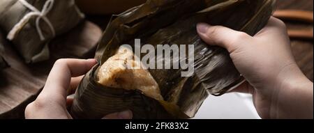 Essen Zongzi Reisknödel für chinesische traditionelle Drachenboot Festival (Duanwu Festival) Feier Veranstaltungskonzept. Stockfoto