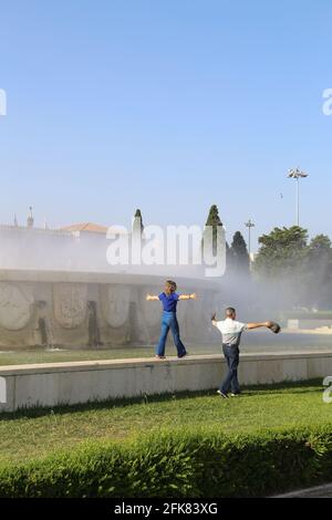 Fröhliches Seniorenpaar mit offenen Armen geht in der Sommerpark Stockfoto