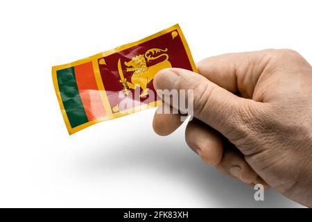 Hand hält eine Karte mit einer nationalen Flagge der Sri Lanka Stockfoto