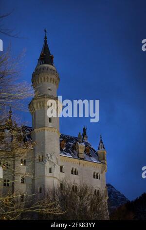 Schwangau, Deutschland - 27. Dezember 2014: Schloss Neuschwanstein in der Dämmerung in Schwangau im Landkreis Ostallgäu in Bayern, Deutschland. Stockfoto