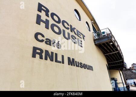 RNLI Museum Cromer, Norfolk, Großbritannien, England, Rocket House Cromer, Cromer Norfolk, Rocket House Cafe, Cromer, Gebäude, Schild, Draußen, RNLI Museum Stockfoto