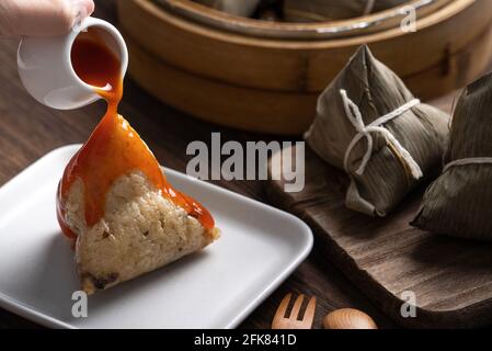 Essen Zongzi Reisknödel für chinesische traditionelle Drachenboot Festival (Duanwu Festival) Feier Veranstaltungskonzept. Stockfoto