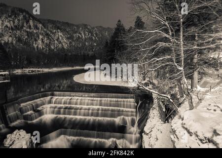 Ein Wasserfall namens Lechfall in der Stadt Füssen, südlich von Deutschland. Stockfoto