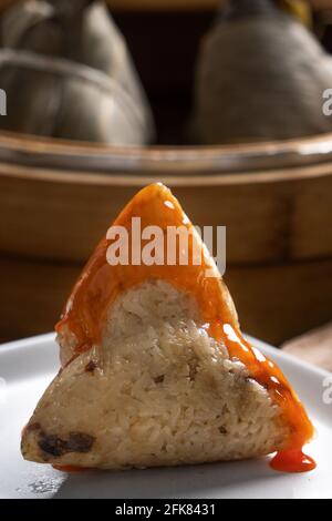 Essen Zongzi Reisknödel für chinesische traditionelle Drachenboot Festival (Duanwu Festival) Feier Veranstaltungskonzept. Stockfoto