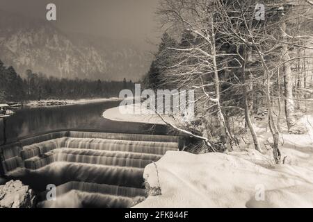 Ein Wasserfall namens Lechfall in der Stadt Füssen, südlich von Deutschland. Stockfoto