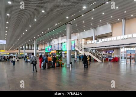 Moskau, Russland - März 2019: Moskauer Flughafen Sheremetyevo in Russland mit Passagieren und Architektur im Inneren. Stockfoto