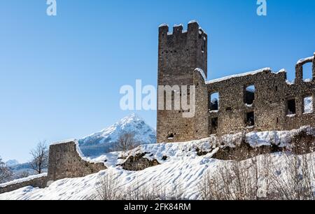 Burg Belfort in Trentino-Südtirol in der Nähe des Dorfes Andalo im Nontal, Norditalien. Es handelt sich um eine verlassene mittelalterliche Burg Stockfoto