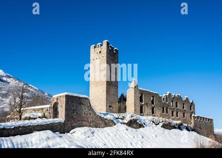 Burg Belfort in Trentino-Südtirol in der Nähe des Dorfes Andalo im Nontal, Norditalien. Es handelt sich um eine verlassene mittelalterliche Burg Stockfoto