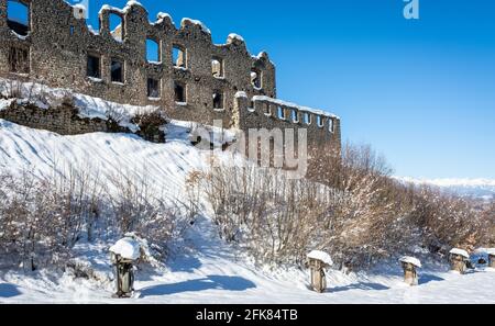 Burg Belfort in Trentino-Südtirol in der Nähe des Dorfes Andalo im Nontal, Norditalien. Es handelt sich um eine verlassene mittelalterliche Burg Stockfoto