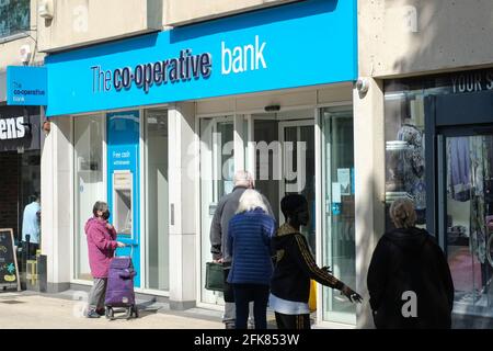 Broadmead, Bristol, Großbritannien. April 2021. Nach monatelanger Sperrung kehren die Menschen in das Stadtzentrum zurück. Schlange für das Co-Opoerative Bakn. Kredit: JMF Nachrichten/Alamy Live Nachrichten Stockfoto