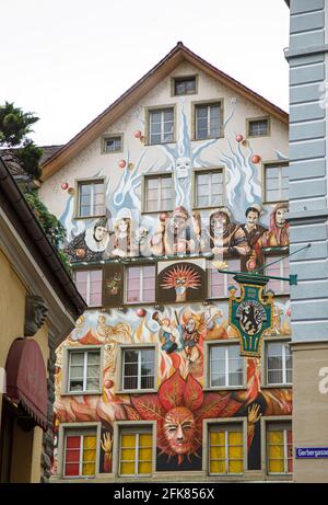 LUZERN, SCHWEIZ - 05. Jun 2016: Fassade des beliebten Fritschi-Restaurants im alten Haus mit berühmten Karnevals-Wandmalereien von Robert Ottiger Stockfoto