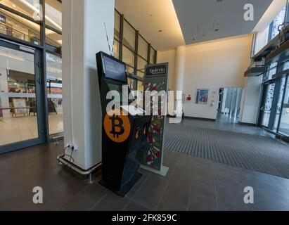 Krakau, Polen - 28. April 2021: Online-Währung Bitcoin-Automaten Kryptowährungsautomaten im Einkaufszentrum Mall Eingang, Europa Stockfoto