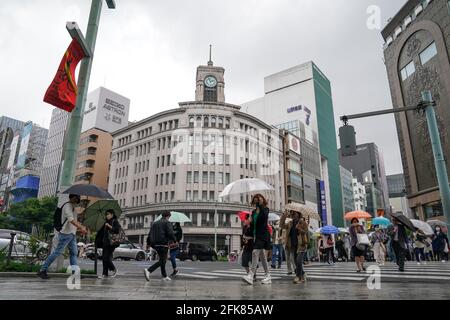 (210429) -- TOKIO, 29. April 2021 (Xinhua) -- während des Starts der Goldenen Woche in Tokio, Japan, am 29. April 2021 werden Menschen im Einkaufsviertel Ginza gesehen. Die japanische Regierung verhängte bis zum 11. Mai in Tokio, Osaka, Kyoto und Hyogo den Ausnahmezustand, der darauf abzielt, einen Anstieg der COVID-19-Fälle während der Feiertage der Goldenen Woche zu drosseln. (Foto von Christopher Jue/Xinhua) Stockfoto