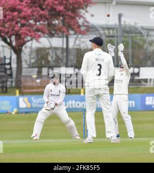 Hove UK 29. April 2021 - Tom Haines hat am ersten Tag des LV= Insurance County Championship-Spiels auf dem 1. Central County Ground in Hove gegen Lancashire einen Schläger um Sussex gespielt. : Credit Simon Dack / Alamy Live News Stockfoto