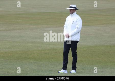 CHESTER LE STREET, ENGLAND. 29. APRIL Umpire Michael Gough während des LV= County Championship-Spiels zwischen dem Durham County Cricket Club und dem Warwickshire County Cricket Club am Donnerstag, 29. April 2021, in Emirates Riverside, Chester le Street. (Quelle: Robert Smith) Quelle: MI News & Sport /Alamy Live News Stockfoto