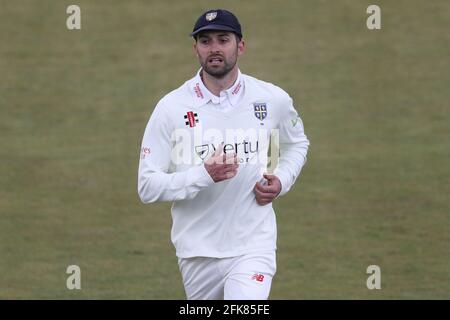 CHESTER LE STREET, ENGLAND. 29. APRIL Mark Wood of Durham während des LV= County Championship-Spiels zwischen dem Durham County Cricket Club und dem Warwickshire County Cricket Club im Emirates Riverside, Chester le Street am Donnerstag, 29. April 2021. (Quelle: Robert Smith) Quelle: MI News & Sport /Alamy Live News Stockfoto