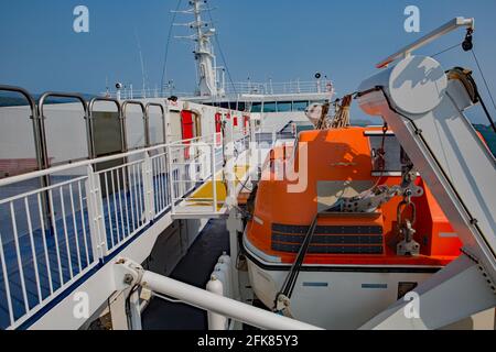 Sicherheits- und Rettungsausrüstung auf der Inter-Island-Fähre in der neuseeländischen Cook Strait gesichert. Ruhige Überquerung, aber es wird manchmal sehr rau Stockfoto