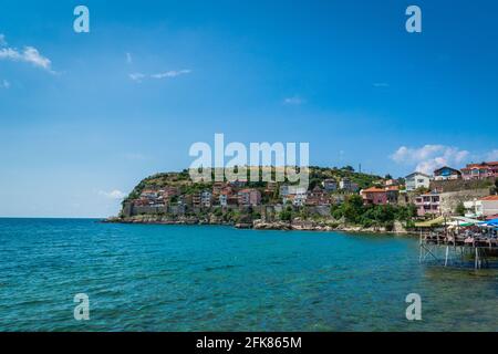 Meerblick auf Amasra, einem beliebten Badeort in der Schwarzmeerregion der Türkei. Stockfoto