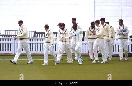 London, Großbritannien. April 2021. Das Surrey-Team geht auf das Feld, während Surrey Hampshire in der County Championship beim Kia Oval, Tag eins, anführt. Kredit: David Rowe/Alamy Live Nachrichten Stockfoto