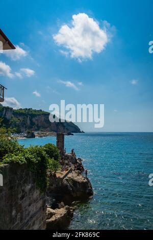 Meerblick auf Amasra, einem beliebten Badeort in der Schwarzmeerregion der Türkei. Stockfoto