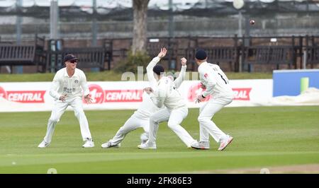 Hove UK 29. April 2021 - der Ball fliegt am ersten Tag ihres LV= Insurance County Championship-Spiels auf dem 1. Central County Ground in Hove an den Lancashire Slip-Fieldern vorbei, darunter dem Tauchgang Steven Croft gegen Sussex Lancashire. : Credit Simon Dack / Alamy Live News Stockfoto