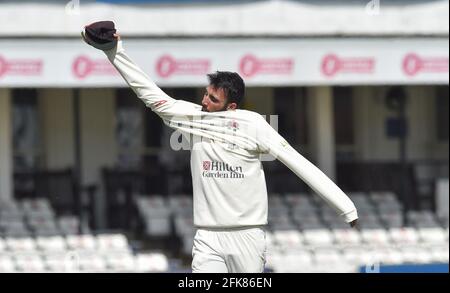 Hove UK 29. April 2021 - Lancashire Bowler Saqib Mahmood am ersten Tag ihres LV= Insurance County Championship-Spiels gegen Sussex auf dem 1. Central County Ground in Hove . : Credit Simon Dack / Alamy Live News Stockfoto