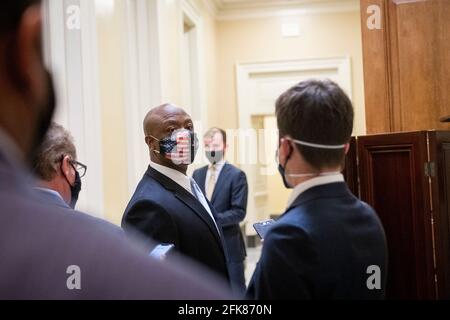 Washington, Vereinigte Staaten Von Amerika. April 2021. Der US-Senator Tim Scott (Republikaner von South Carolina) spricht mit Reportern, während er das US-Kapitol verlässt, nachdem er die republikanische Antwort auf die Rede von Präsident Joe Biden am Mittwoch, den 28, 2021. Quelle: Rod Lampey/CNP/Sipa USA Quelle: SIPA USA/Alamy Live News Stockfoto